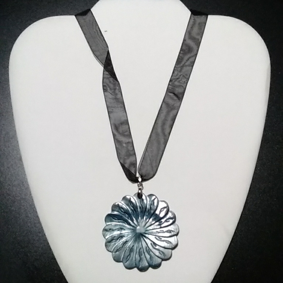 3/$50💎 Shell Necklace - Picture 2 of 5